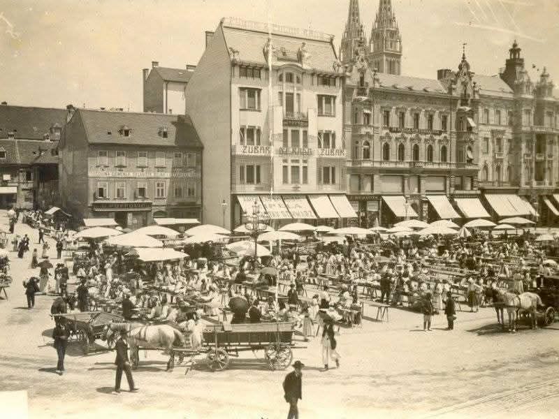 Trg bana Jelačića 1903. godine, stara kuća Popović (br 4), kuća dr Rada (br 5) i kuća dr Herzoga (br 6), 